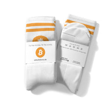 Lade das Bild in den Galerie-Viewer, Weiße Bitcoin Sportsocken in Banderole-Verpackung mit orangefarbenem Bitcoin-Logo und dem Slogan "Fix the money, fix the world" – satoshistore.de