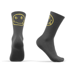 Lade das Bild in den Galerie-Viewer, Anthrazitfarbene Satoshi Socken mit gelbem Bitcoin-Smiley, seitliche Ansicht eines Paars.