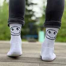 Lade das Bild in den Galerie-Viewer, Weiße Satoshi Socken mit schwarzem Smiley und Bitcoin-Symbolen als Augen, Ansicht von hinten.